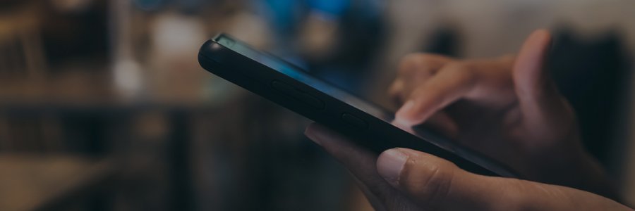 Díky moderním technologiím si v dnešní době můžeme udělat „kancelář“ téměř kdekoli ‒ doma, v místní kavárně nebo dokonce na dovolené u bazénu.