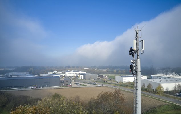 Společnosti Vantage Towers a Vodafone dlouhodobě hledají zelená energetická řešení a usilují o další snižování dopadu svých činností na životní prostředí. Proto se nyní společně dohodly na spuštění projektu „Solar“. Jde o výrobu solární energie přímo na místě – jednotlivě u stovek českých základnových vysílacích stanic.