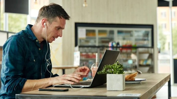 Statisíce uživatelů domácího internetu nebo televize od Vodafonu se mohou spolehnout na nové nástroje, které jim usnadní život nebo pomohou tehdy, když si s technikou nevědí rady. Díky nástroji Vodafone Remote Assistant nemusí situaci složitě vysvětlovat, technikovi jen nasdílí to, co sami vidí. Často není potřeba dělat vůbec nic, třeba o nejlepší nastavení domácího internetu se nově sám stará Wi-Fi Expert System. Kdo má naopak věci rád pod kontrolou, může si v samoobsluze Můj Vodafone spustit diagnostiku sítě.