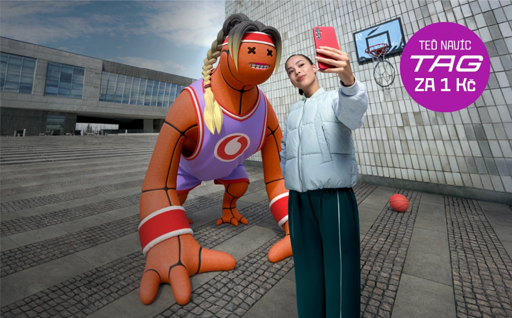 Žena pořizující selfie ve městě