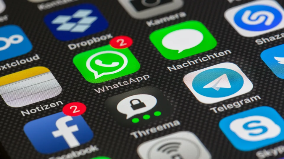 Detailní pohled na ikonky aplikací na displeji telefonu