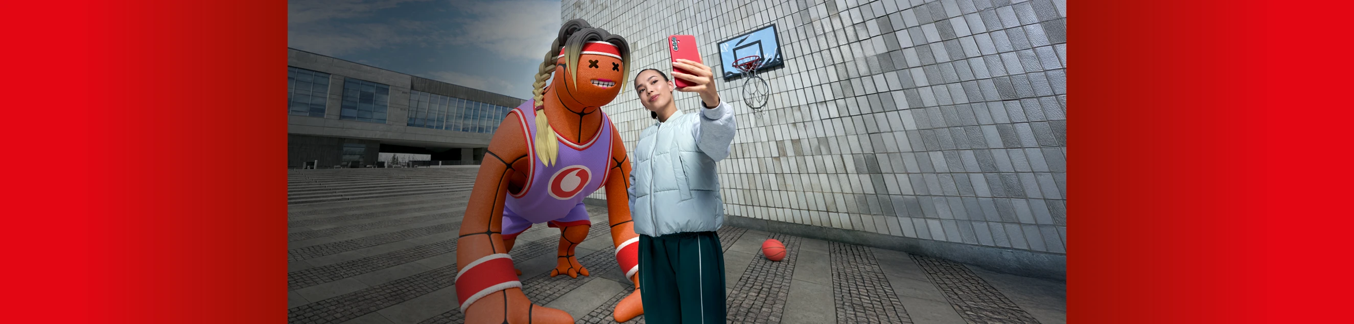 Žena pořizující selfie ve městě