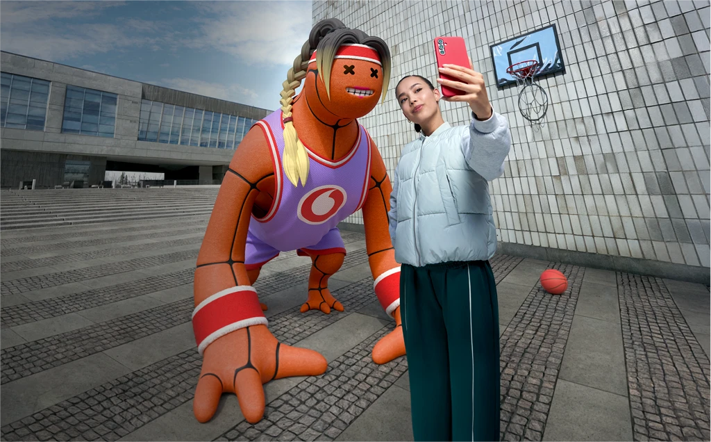Žena pořizující selfie ve městě
