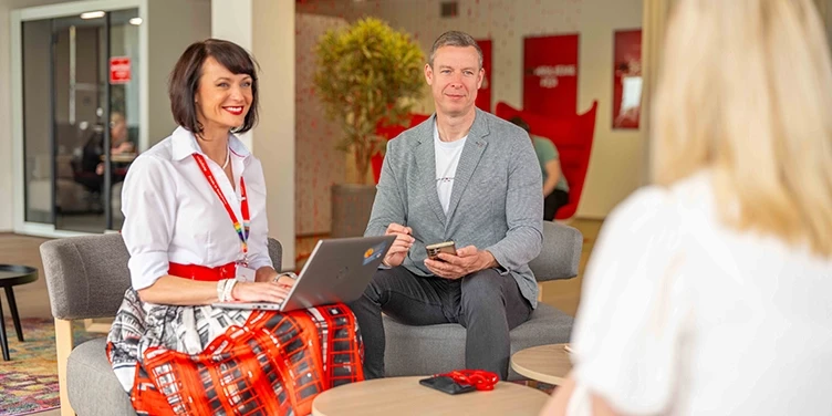 Chcete vědět, co vás čeká, když se rozhodnete připojit k vodafonnímu týmu? Pojďme si celé výběrko projít krok za krokem. To abyste měli jasnou představu a věděli, na co se připravit.