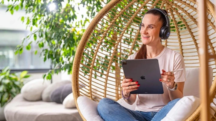 Online pohovory se za poslední roky staly novým standardem. A jakkoliv na první pohled nejde o nic zásadně jiného, i ony mají svá specifika. Tak si je pojďme společně projít, abyste měli jasnou představu o tom, jak vypadají ve Vodafonu. Vždy je totiž lepší nepodcenit přípravu, než zažívat zbytečná mrzení. 

