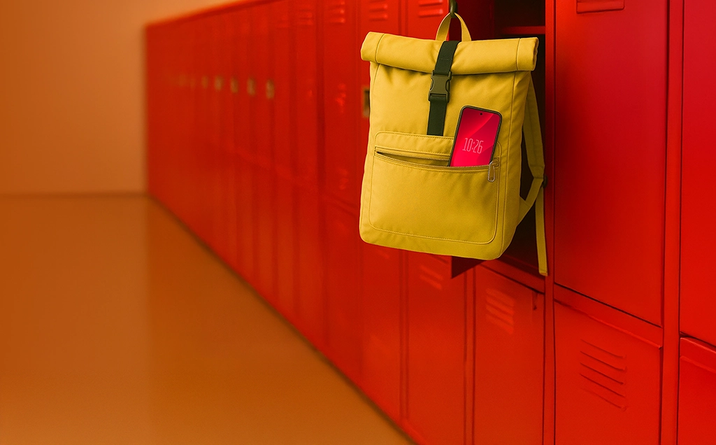 Žena pořizující selfie ve městě