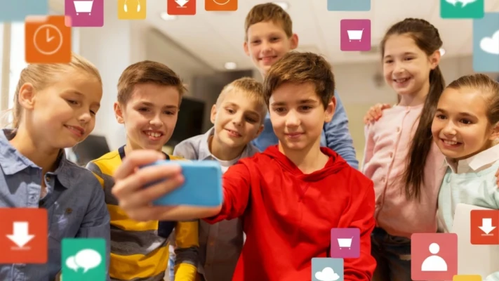 Rodiče vědí, že jejich děti jsou online, často ale přesně netuší kde a hlavně s kým. Každé druhé dítě v Česku se v posledním roce setkalo se slovním útokem online a třetina zažila šíření ponižujících fotek. Většina dětí tráví čas na aplikacích, které reálně nejsou určené pro jejich věkovou skupinu. Co byste rozhodně měli vědět, ať už jste rodiči, nebo s dětmi pracujete?