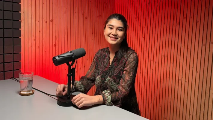 V této epizodě si povídáme s Azizou Kuspekovou o její cestě do programu Future IT Leaders, o tom, jak jí znalost cizích i „programovacích“ jazyků pomáhá v kariéře, a proč je důležité otevírat dveře ženám v technologiích. Dostaneme se i k jejím pracovním zkušenostem ze zahraničí: co jí daly, co ji překvapilo a jaké dovednosti podle ní rozhodují v moderním IT. Poslechněte si inspirativní rozhovor o ambicích, odvaze i praktických poznatcích pro ty, kdo chtějí v technologickém světě růst.