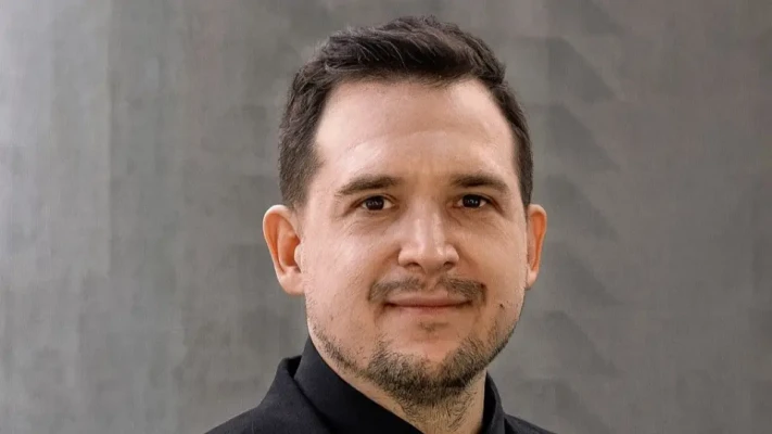 V této epizodě podcastu Tady Vodafone se věnujeme budoucnosti umělé inteligence. AI už totiž není sci fi, ale každodenní realita, která mění fungování firem, státu a celé společnosti.

Naším hostem je Lukáš Benzl, výkonný ředitel České asociace umělé inteligence (ČAUI). Tato platforma propojuje firmy, experty a veřejné instituce a pomáhá jim zvládnout AI transformaci strategicky, bezpečně a v souladu s regulací. Lukáš má za sebou více než 18 let zkušeností z technologických firem a startupů a věnuje se zejména dopadům AI na byznys a společnost.

Diskutujeme o tom, jak AI ovlivní naši konkurenceschopnost, zda se jí máme bát, jak si vede Česko v adopci moderních technologií a jakou roli v tom hrají firmy. Pokud vás zajímá, co AI opravdu umí, kde začít a co bychom si o ní měli přestat nalhávat, tenhle díl je přesně pro vás.