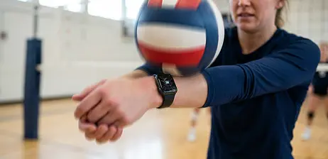 Sportovec při tréninku, míč letí směrem k chytrým hodinkám.