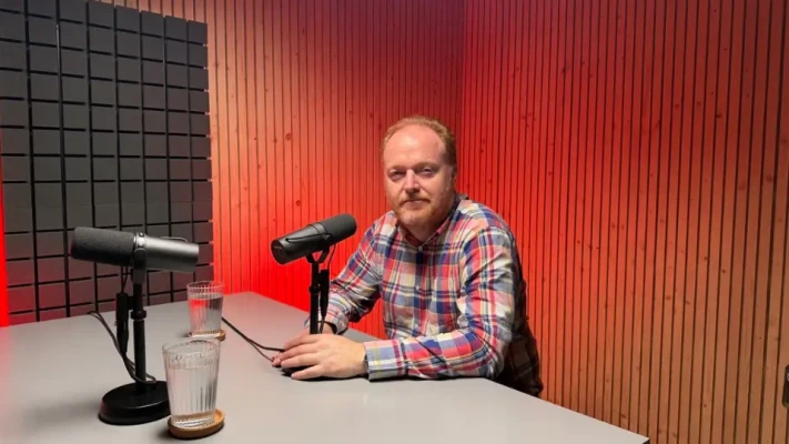 KVIFF a Vodafone slaví kulaté 20. výročí partnerství! V nové epizodě podcastu Tady Vodafone vás ředitel produkce filmového festivalu vezme přímo do zákulisí příprav. Jak se za dvě dekády proměnila technologická i logistická stránka jedné z největších kulturních akcí v Evropě, co obnáší koordinace světových hvězd a jak do toho zapadá AI?
