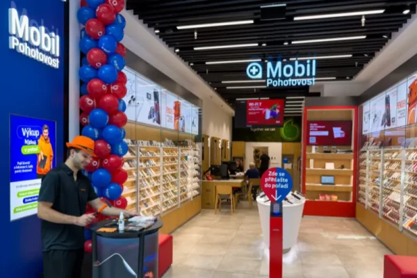 Vodafone a Mobil Pohotovost spustily ve Westfield Chodov pilotní provoz společné prodejny, která propojuje nabídku a služby obou značek v jednom unikátním prostoru. Zákazníci zde najdou nové i použité telefony, využijí výhody partnerství obou společností a na jednom místě si zařídí mobilní tarif, internet i televizi od Vodafonu. Projekt navazuje na úspěšnou spolupráci v rámci programu RE-START, v němž Mobil Pohotovost od roku 2024 zajišťuje výkup použitých telefonů a tabletů.