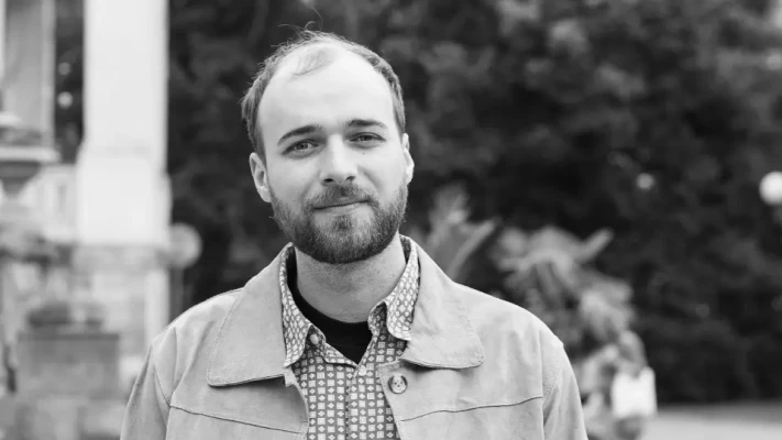 Jakmile dětská fotografie skončí na sociálních sítích, rodič už nemusí mít plnou kontrolu nad tím, kde se objeví a kdo ji uvidí. V nové epizodě podcastu Tady Vodafone režisér Martin Pavol Repka představuje dokument Zpráva pro rodiče z projektu RODIcheck. Jak sdílení fotografií vnímají děti, co ukázalo natáčení dvou rodin a proč bychom měli před zveřejněním přemýšlet i nad tím, jak se na fotku jednou podívá samotné dítě?